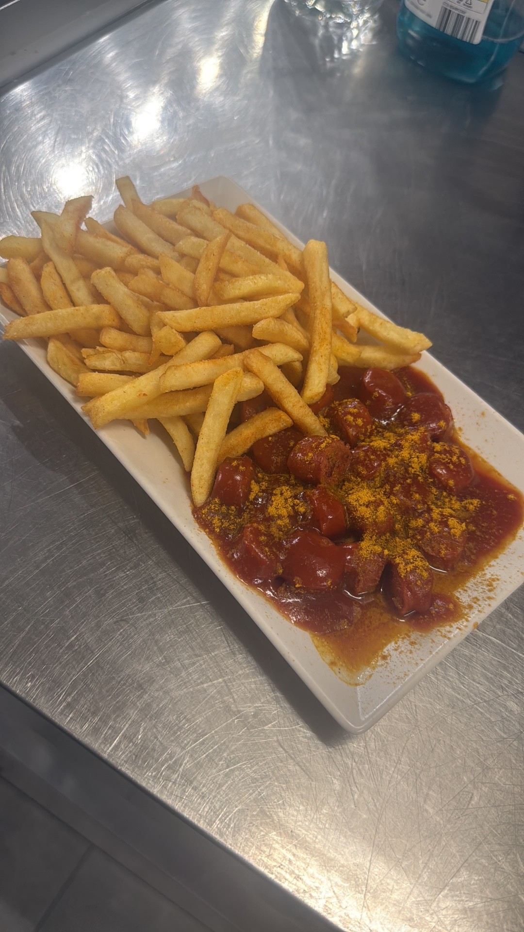 Currywurst mit Pommes