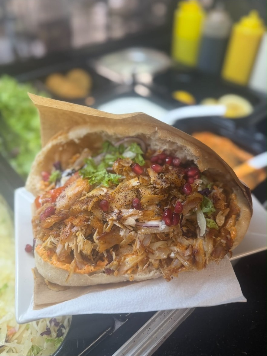 Döner im Fladenbrot mit Granatapfel