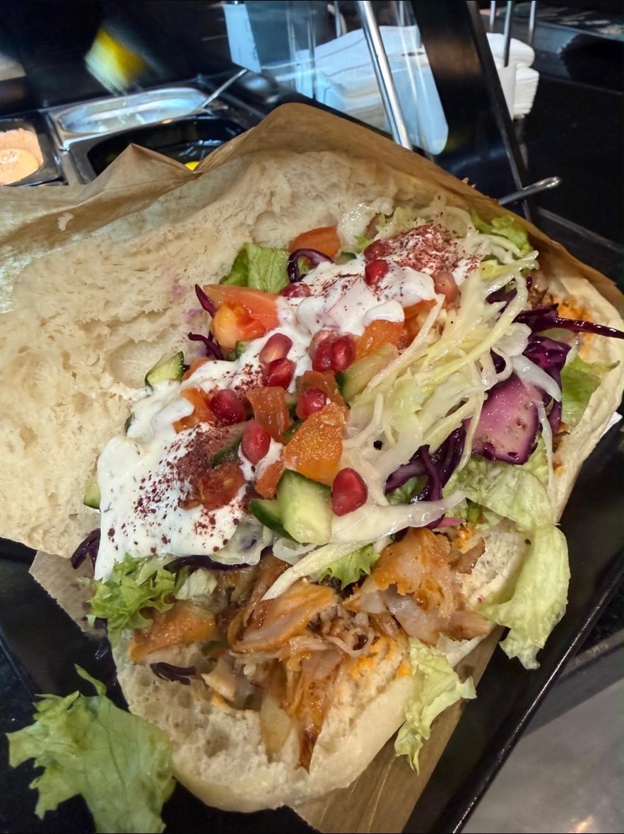Aufgeklappter Döner mit frischem Salat