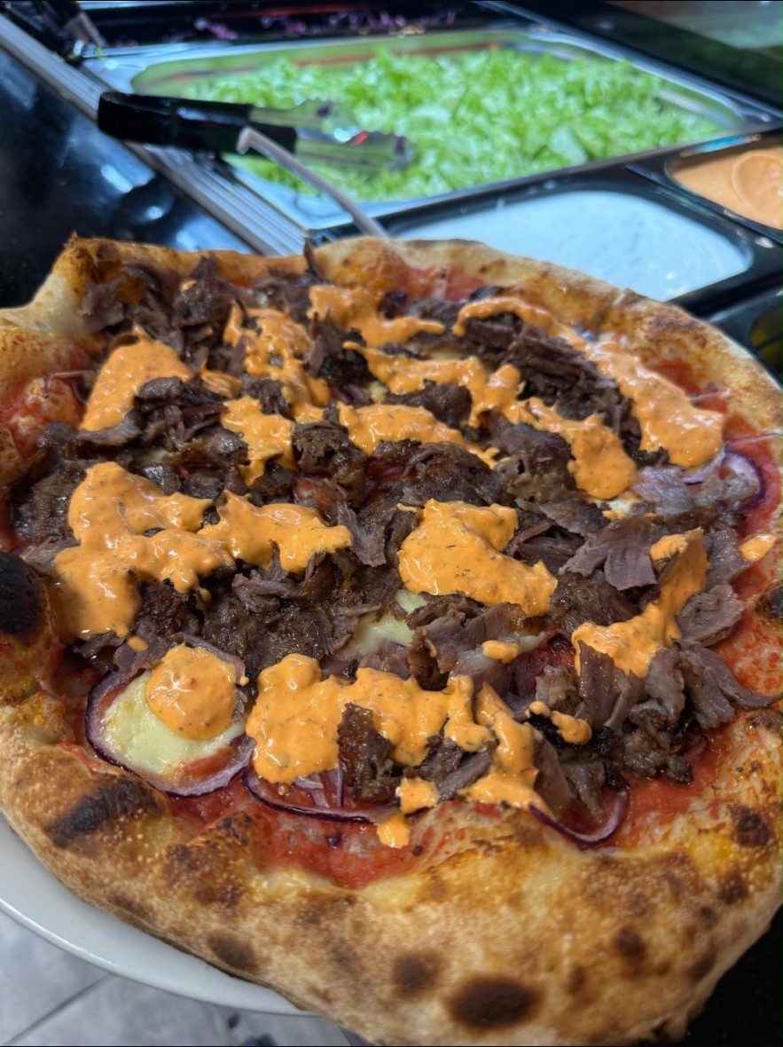 Pizza mit Döner-Fleisch und Soße